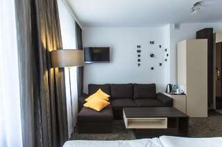 Отель Hotel Ratuszowy Хойнице Улучшенный двухместный номер с 1 двуспальной кроватью и диваном-1