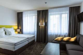 Отель Hotel Ratuszowy Хойнице Улучшенный двухместный номер с 1 двуспальной кроватью и диваном-2