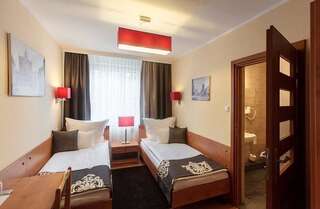 Отель Hotel Ratuszowy Хойнице Двухместный номер с 2 отдельными кроватями-1